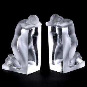 Paires de Serres-Livres Lalique 'Femme Nue', Design 1948 - Cristal Dépoli, Signé Lalique France