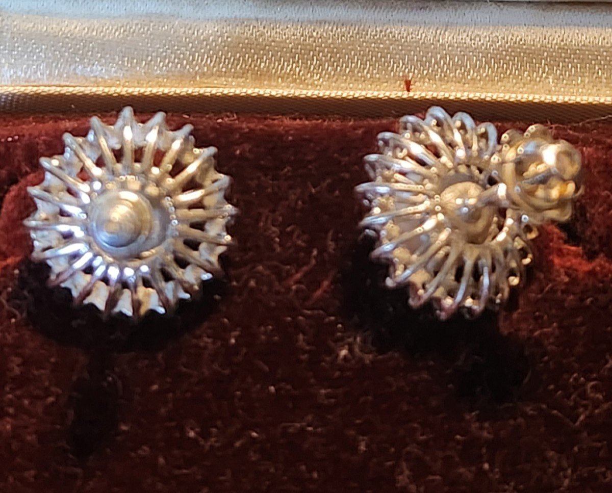 Pair Of Gold Ear Studs With Diamonds And Pearl -photo-4