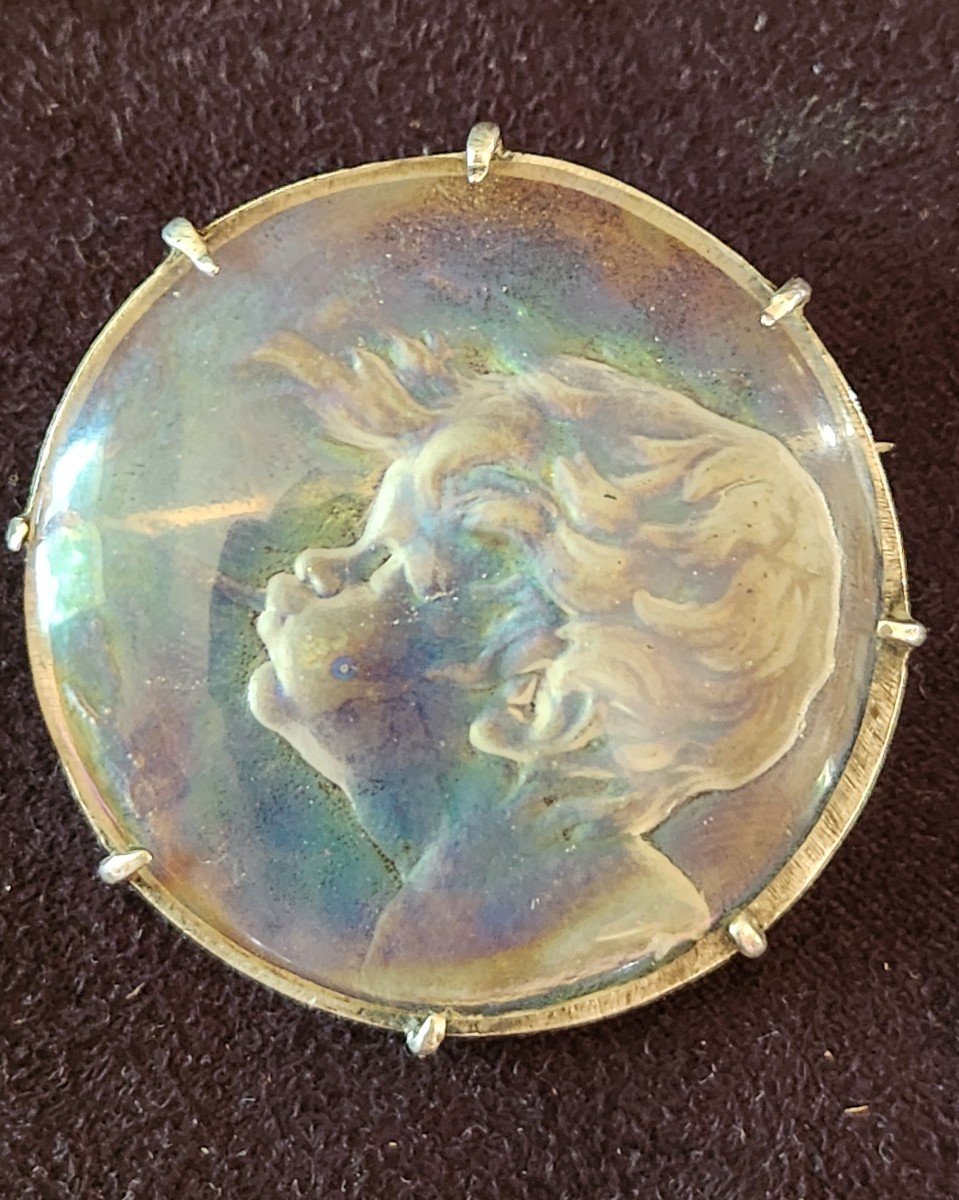 Broche Ange Souffleur En Verre Irisé Et Argent 1900