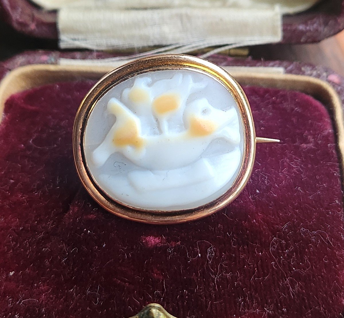 19th Century Gold And Chalcedony Cameo Brooch -photo-2