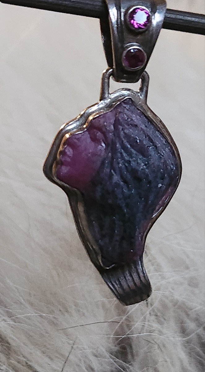 Pendentif En Racine De Rubis Profil De Femme