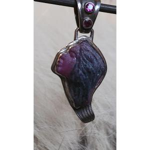 Ruby Root Pendant Woman Profile