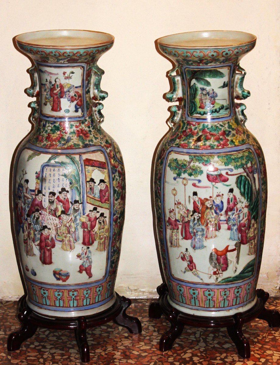 Paire De Grands Vases En Porcelaine émaillée Polychrome. Chine, Dynastie Qing, 19e Siècle