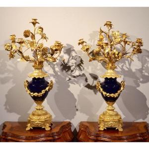 Paire De Candélabres Louis XVI En Bronze Doré Et Porcelaine Sèvres Bleue, France 19ème Siècle