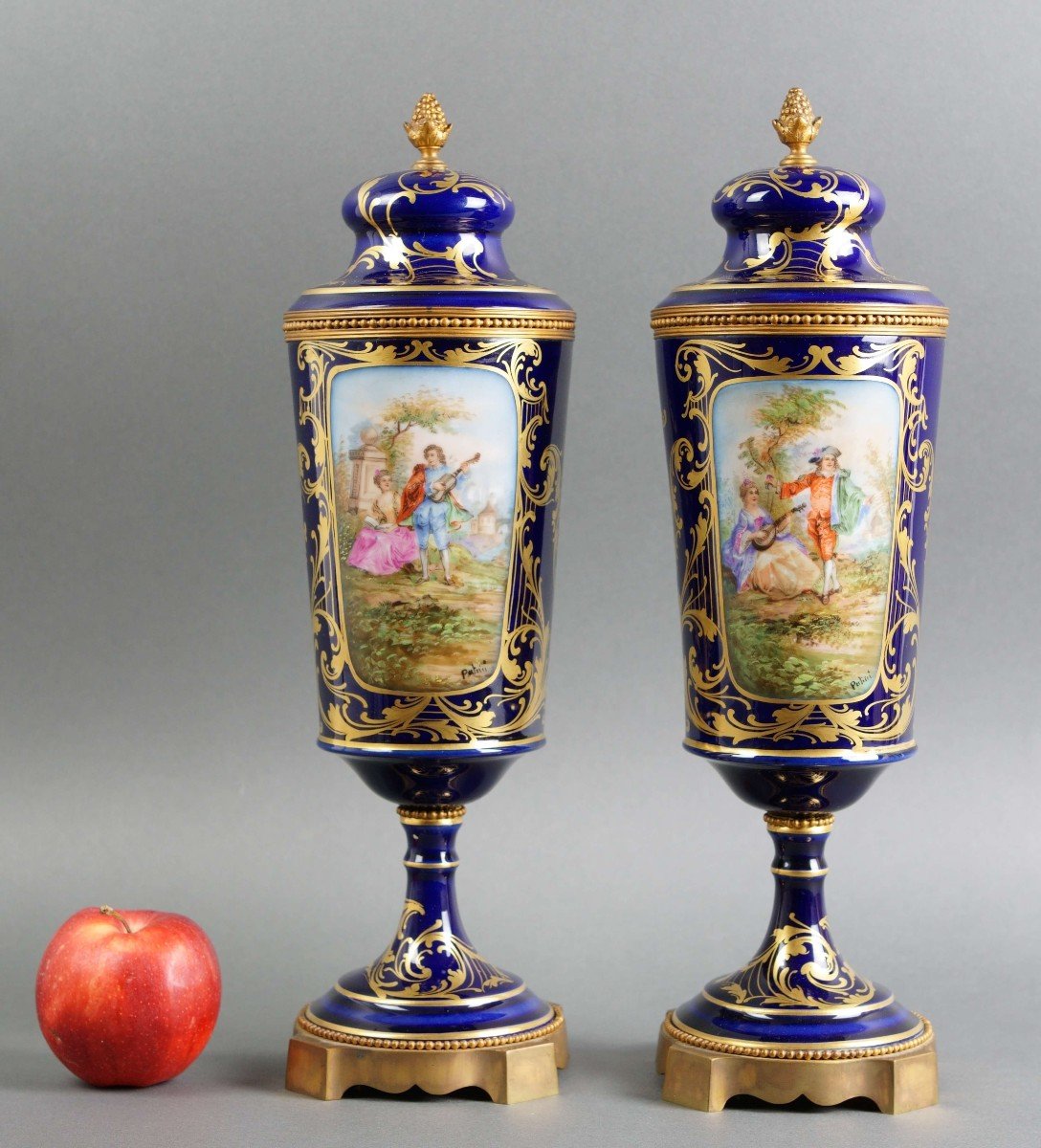 Paire De Vases En Porcelaine Bleu Cobalt Style Sèvres Bronze Doré 