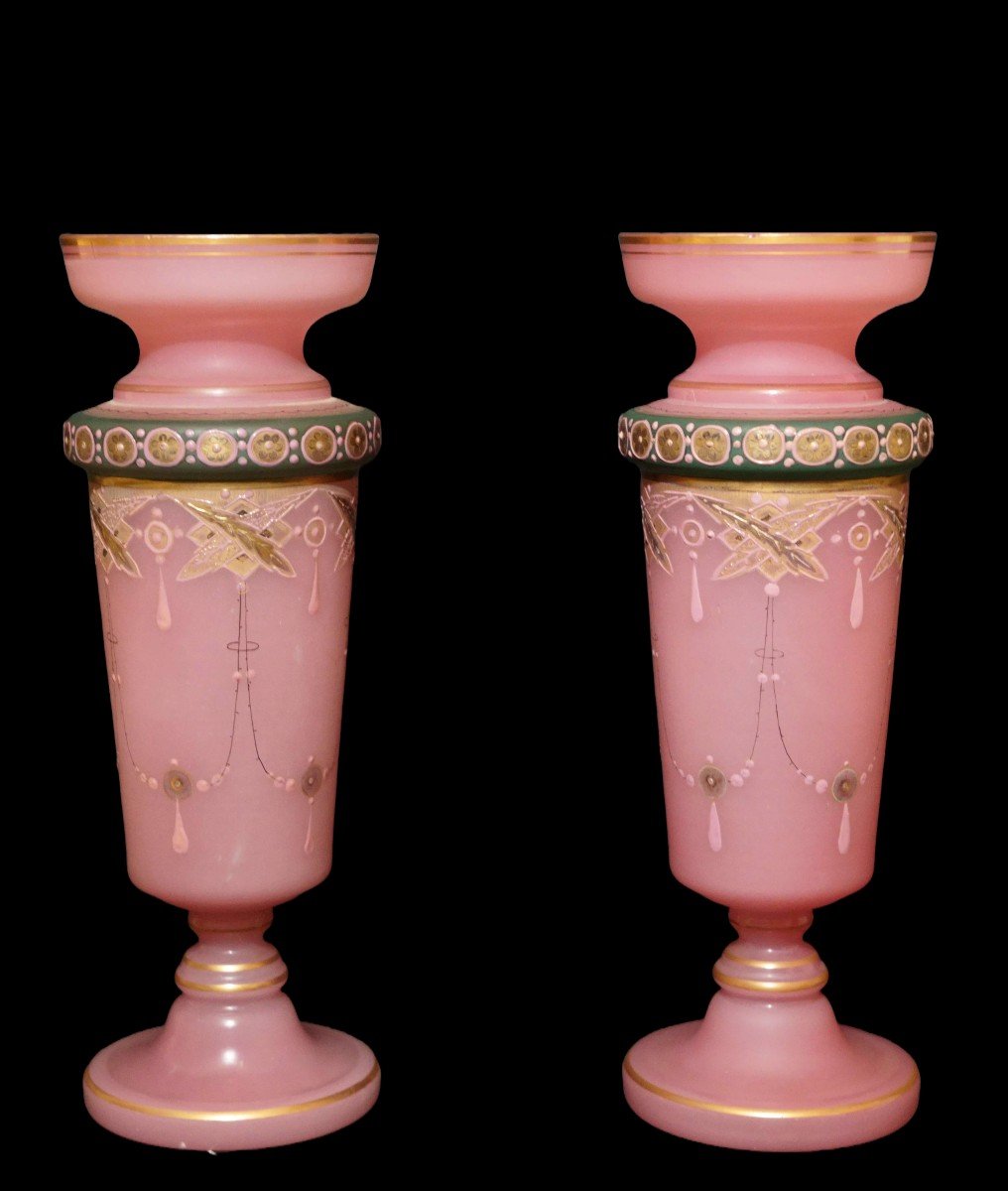 Paire De Vases Napoléon III En Opaline Rose à Décor Emaillé Signé 19éme 