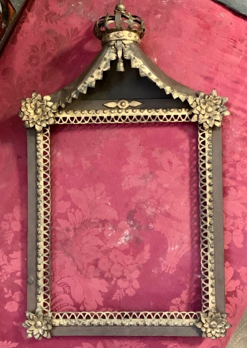 Iron Frame Topped With A Crown - XVIII-photo-3