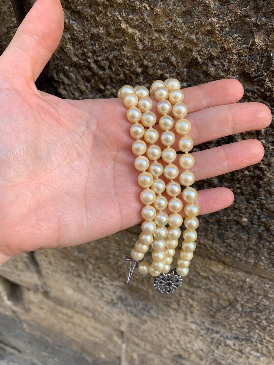 Collier De Perles De Culture De Mer. Années 1960. Fermoir En Or Blanc 18 Carats Et émeraudes-photo-1