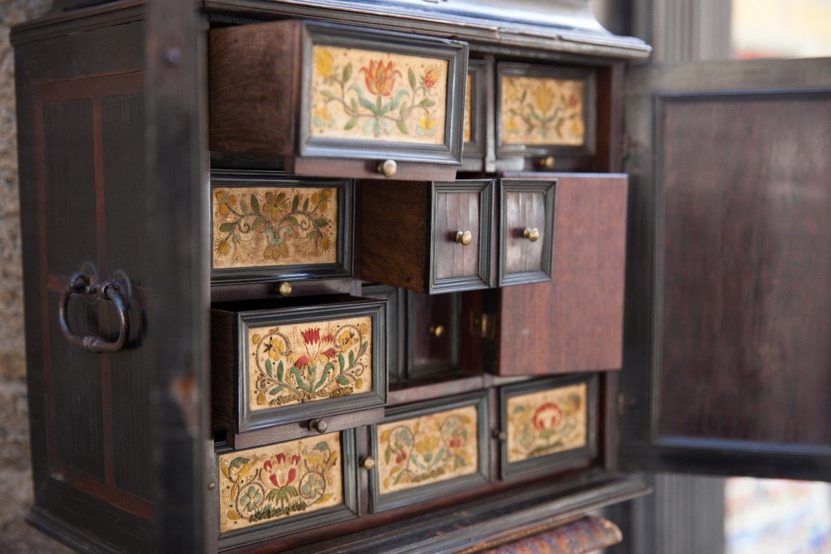 Très Rare Cabinet De Collectionneur Avec Broderie, Anvers, XVIIe Siècle.-photo-2