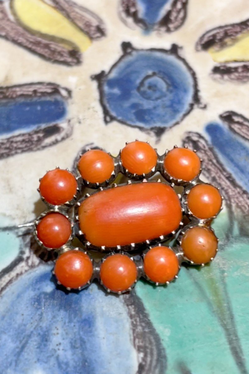 Early 19th Century Georgian Era English Coral And Low Carat Rose Gold Brooch.-photo-2