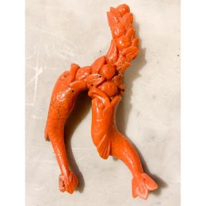 Une Sculpture - Amulette De Corail Avec Deux Dauphins. XIXe Siècle