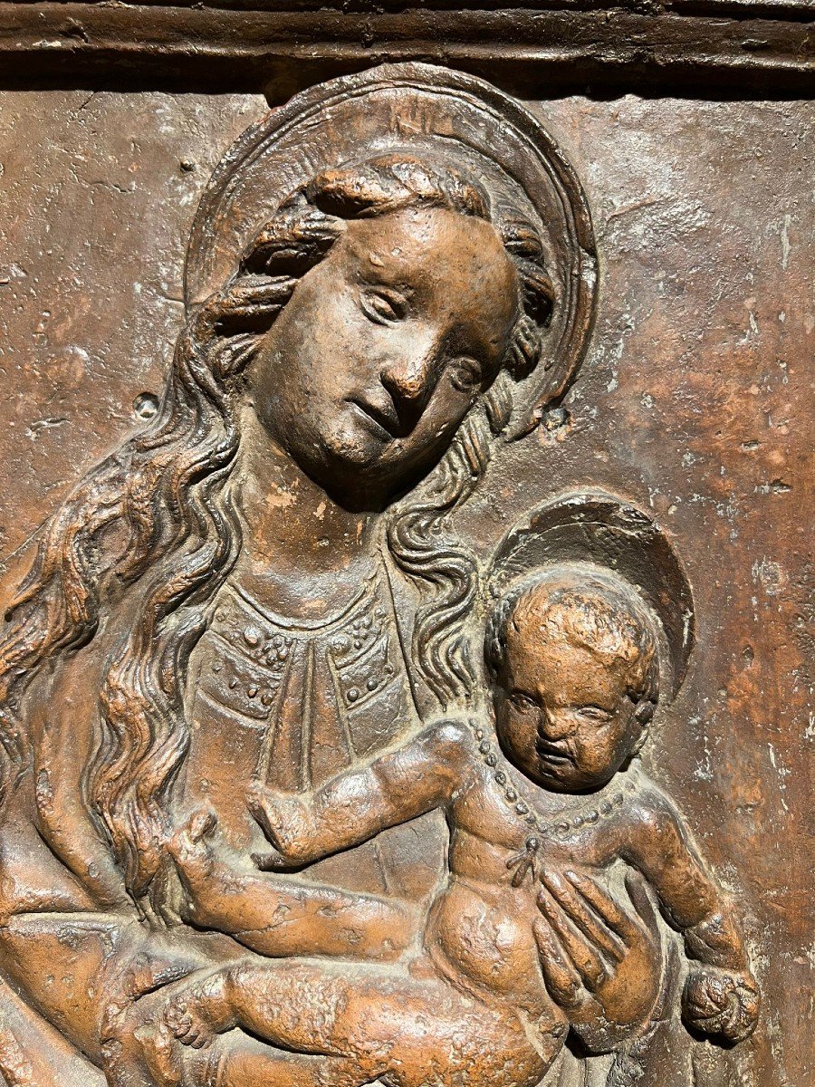 Bas-relief En Terre Cuite Représentant La Vierge à l'Enfant-photo-2