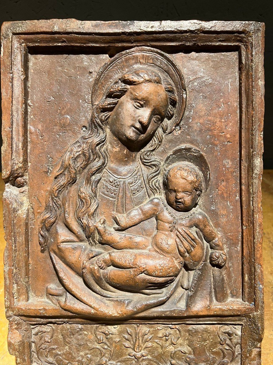 Bas-relief En Terre Cuite Représentant La Vierge à l'Enfant-photo-3