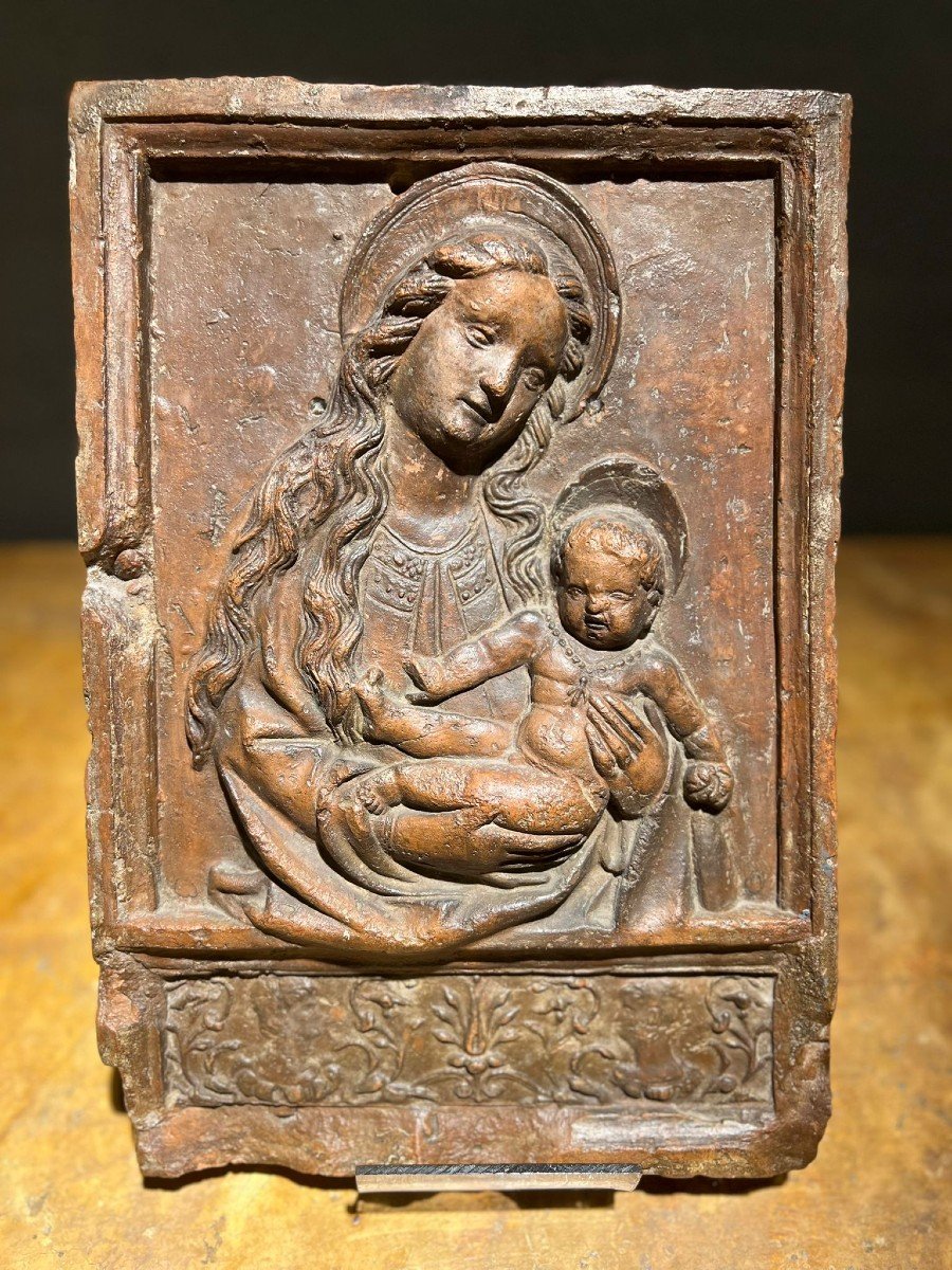 Bas-relief En Terre Cuite Représentant La Vierge à l'Enfant-photo-4