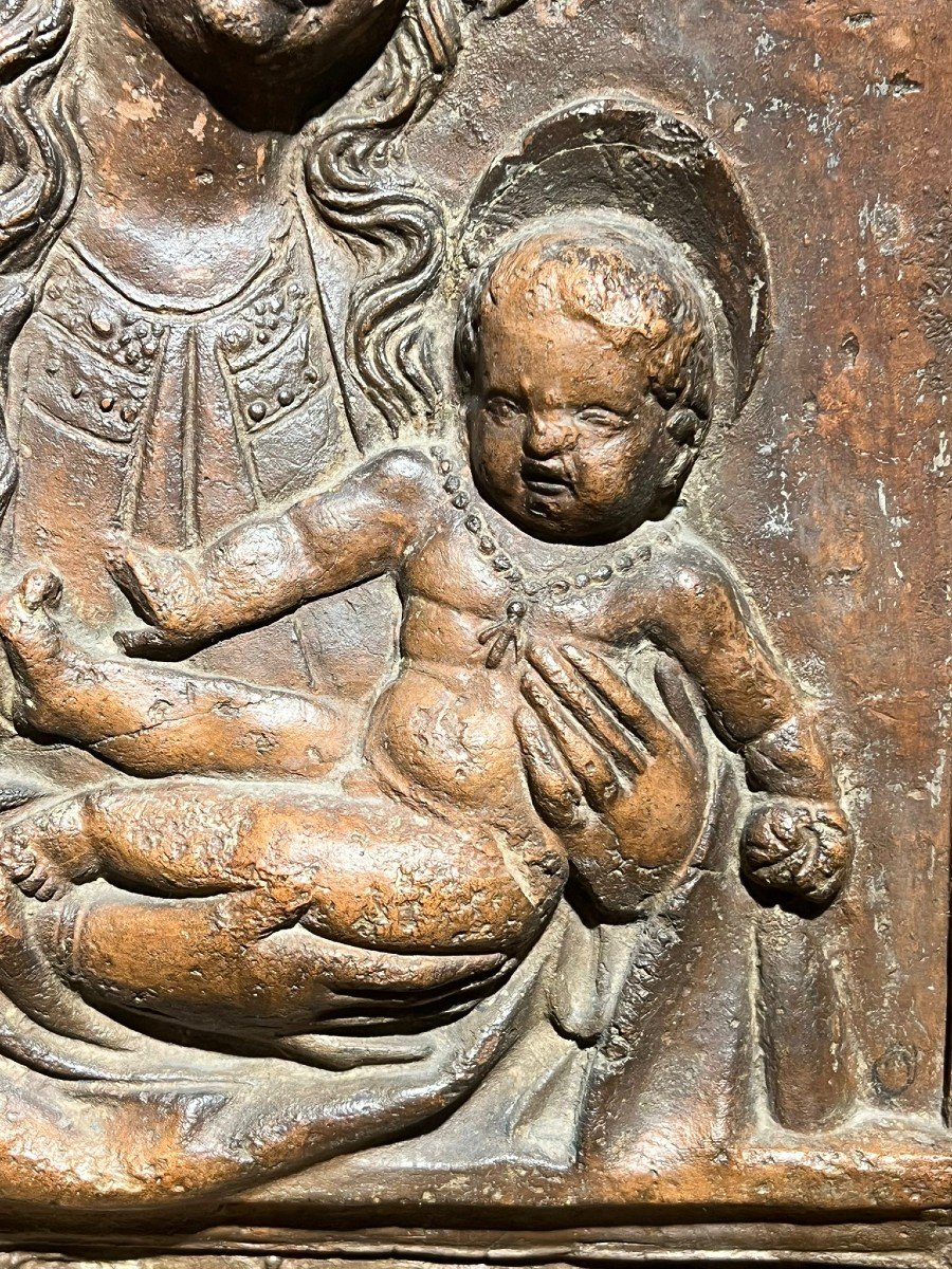 Bas-relief En Terre Cuite Représentant La Vierge à l'Enfant-photo-5