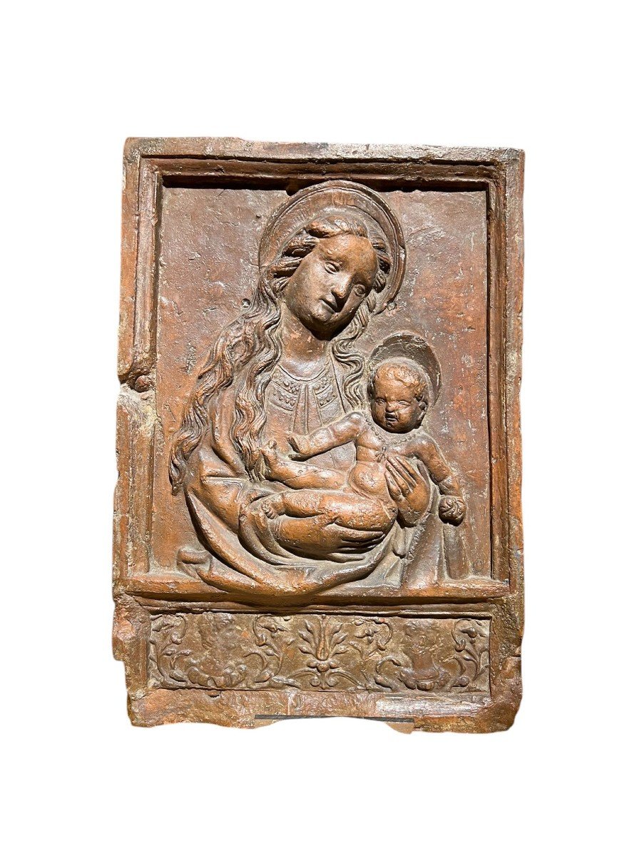 Bas-relief En Terre Cuite Représentant La Vierge à l'Enfant