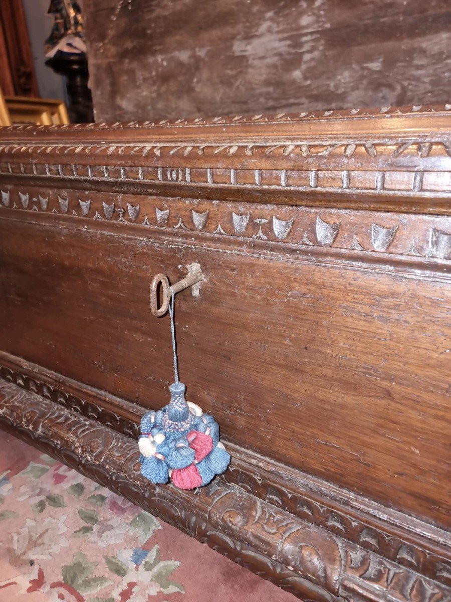 Wooden Wedding Chest From The Early 17th Century-photo-3