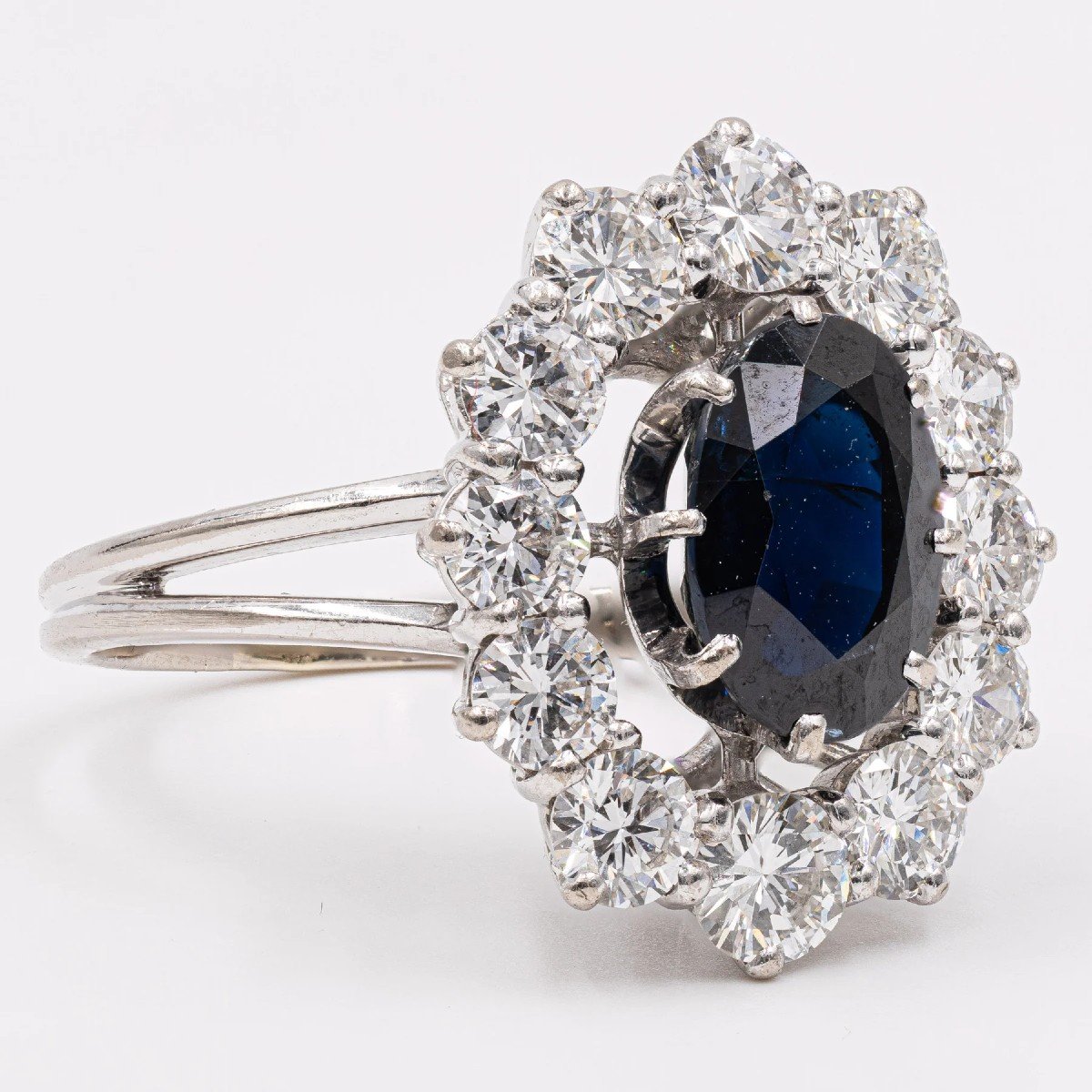 Bague Marguerite Vintage En Or Blanc 18 Carats Avec Saphir (2.40 Ct) Et Diamants (1.50 Ct), 60-photo-3