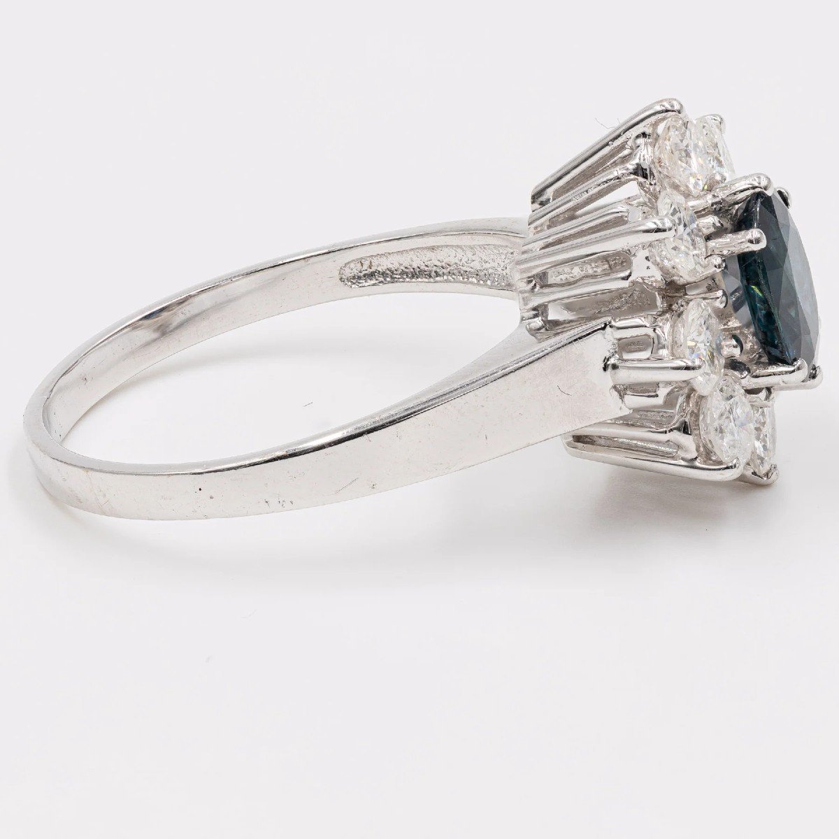 Bague Marguerite Vintage En Or Blanc 18 Carats Avec Saphir (1.20 Ct) Et Diamants (1.20 Ct), 60-photo-2