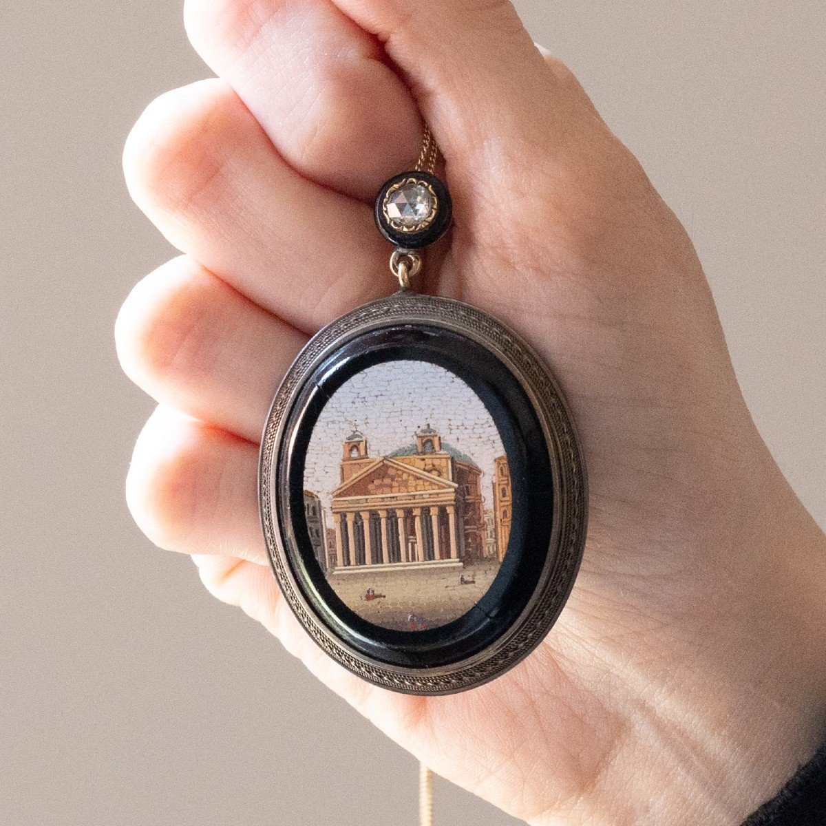 Antique Pendant In 14k Yellow Gold And Silver With Micromosaic On Onyx Representing The Pantheo-photo-2