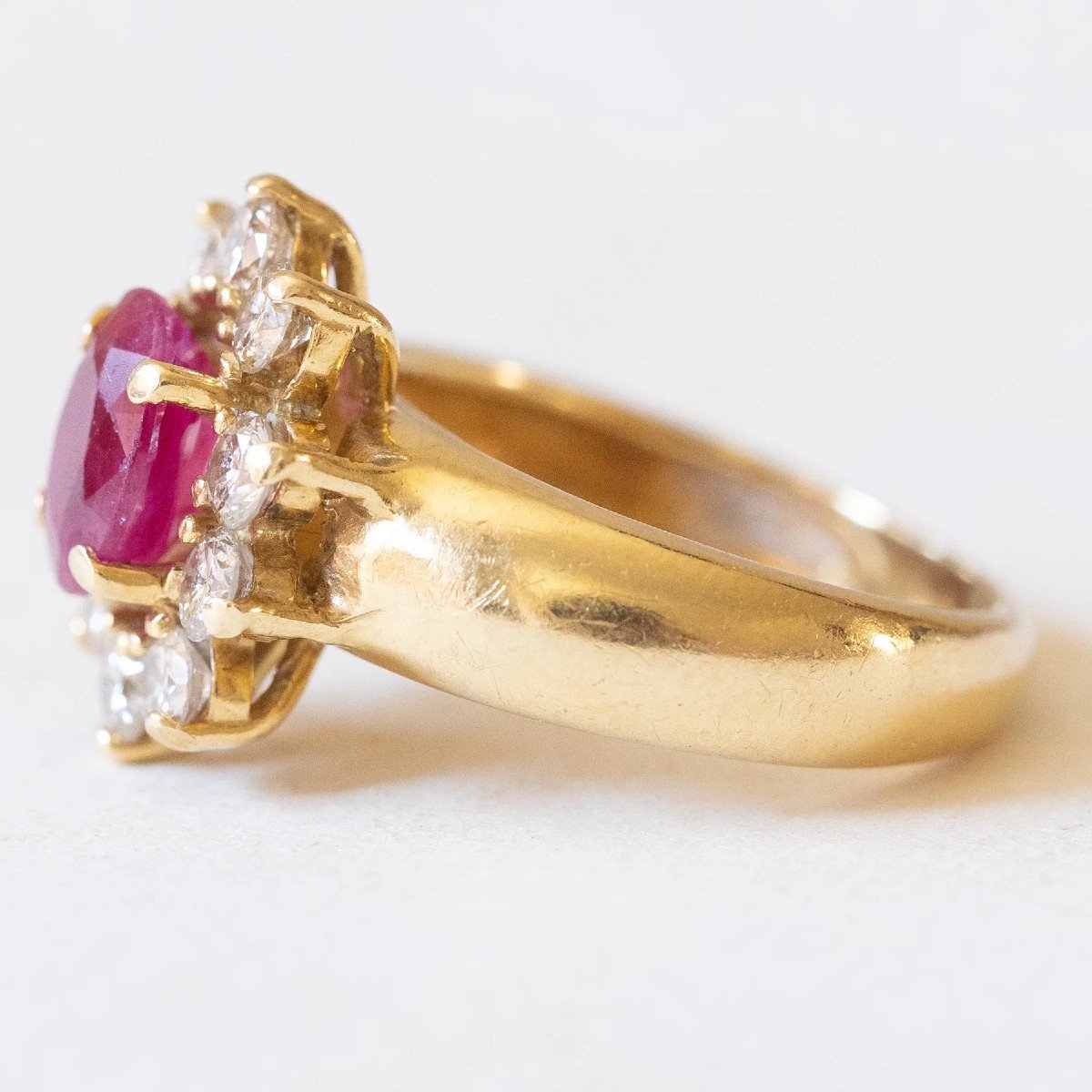 Bague Marguerite Vintage En Or Jaune 18 Carats Avec Rubis (env. 1.70 Ct) Et Diamants (1 Ct)-photo-2