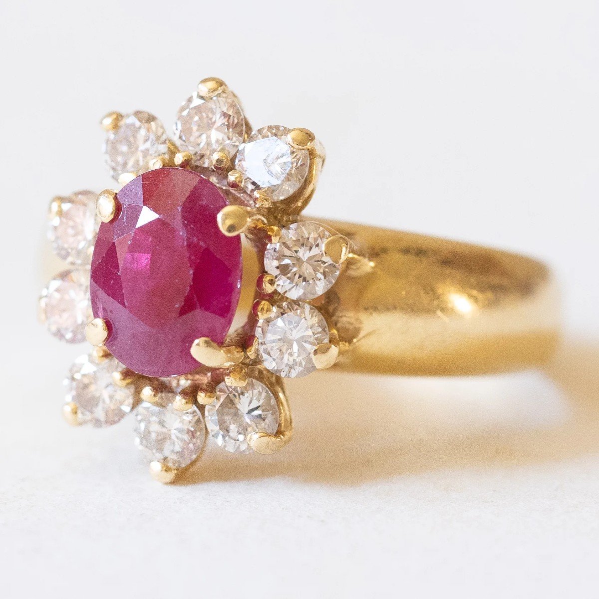 Bague Marguerite Vintage En Or Jaune 18 Carats Avec Rubis (env. 1.70 Ct) Et Diamants (1 Ct)-photo-3