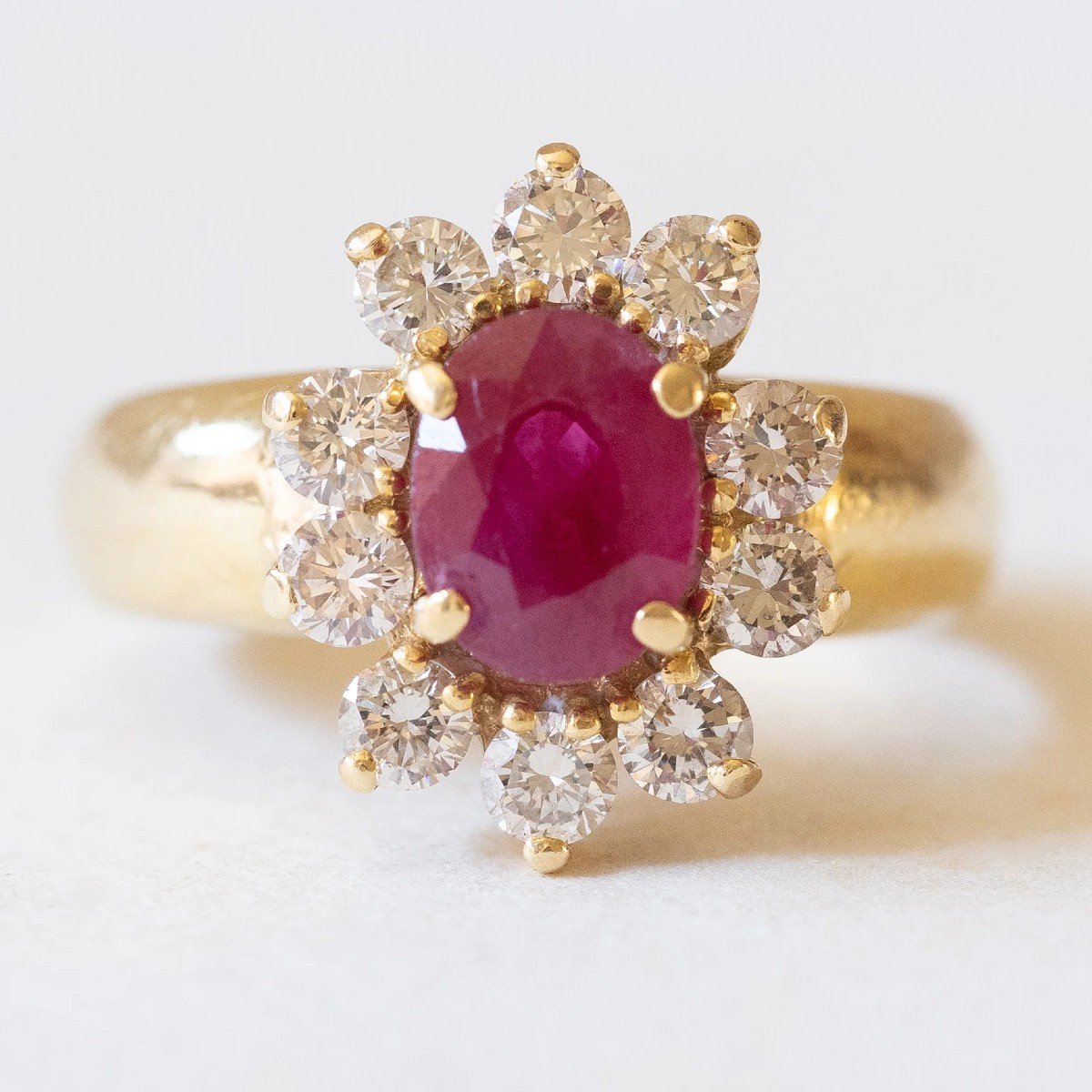 Bague Marguerite Vintage En Or Jaune 18 Carats Avec Rubis (env. 1.70 Ct) Et Diamants (1 Ct)