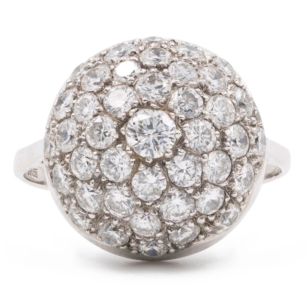 Bague Dôme Vintage En Or Blanc 14 Carats Et Diamants (1,80 Ct)