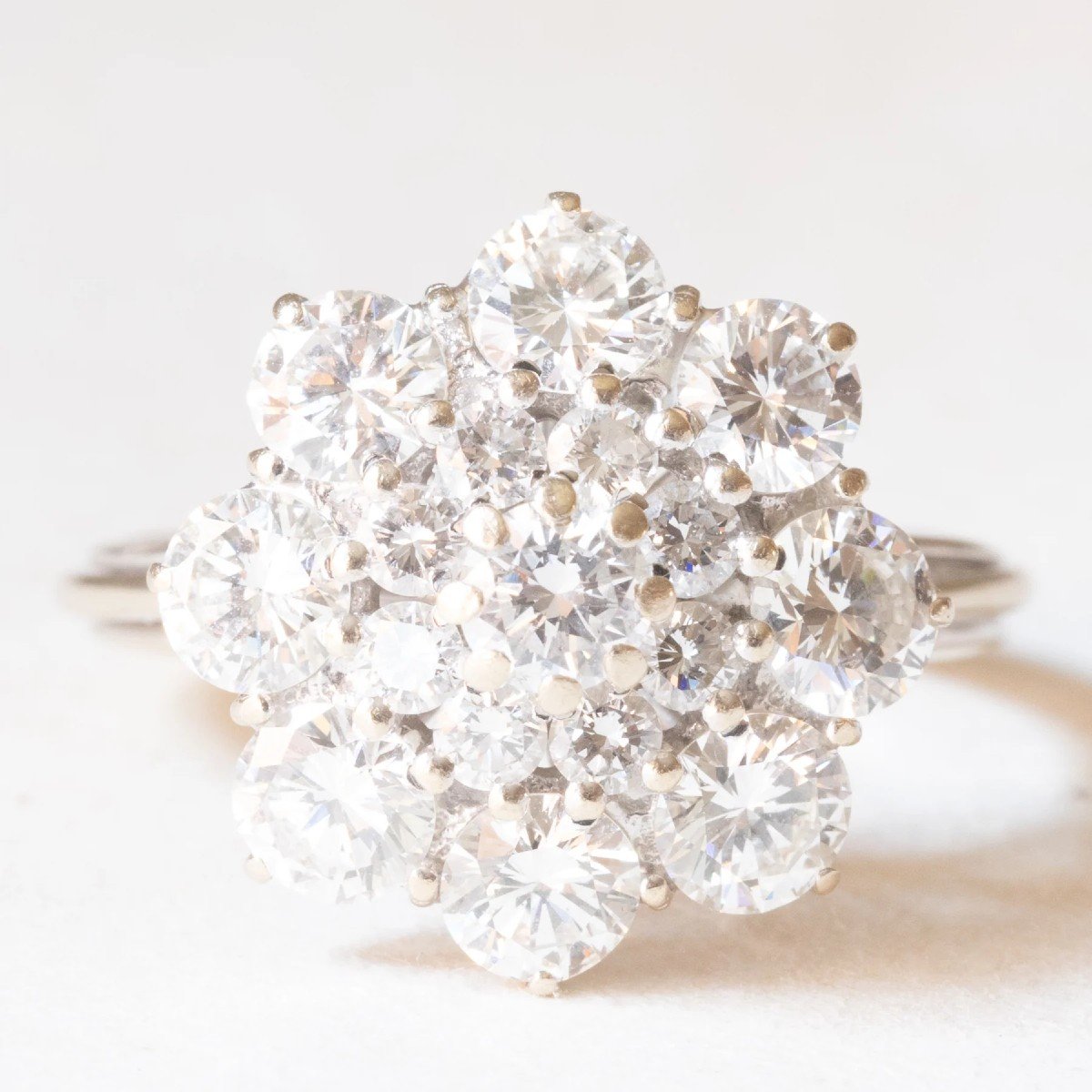 Bague Marguerite Vintage En Or Blanc 18 Carats Avec Diamants Taille Brillant (environ 2.60 Ct)