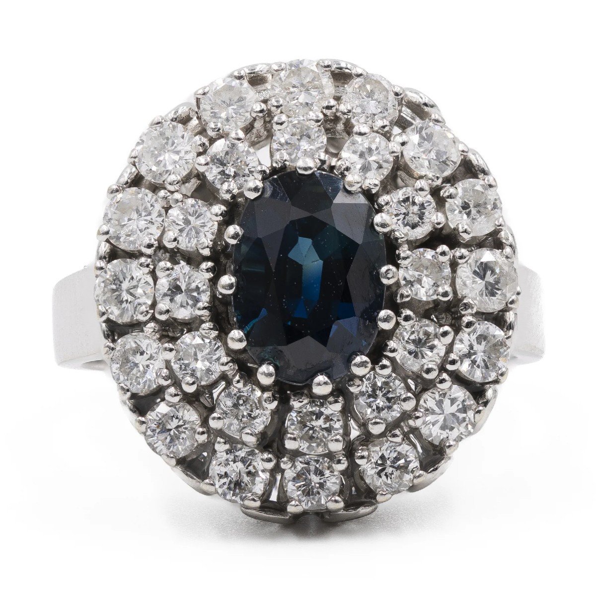 Bague Marguerite Vintage En Or Blanc 14 Carats Avec Saphir (1,80 Ct) Et Diamants (1,16 Ct)