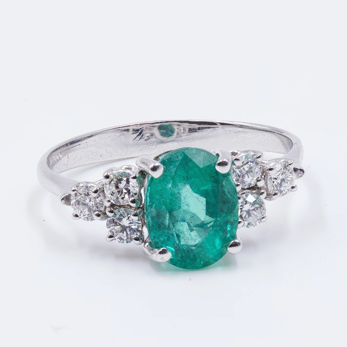 Modern Ring In 18k White Gold With Central Emerald (2.15 Ct) And Diamonds-photo-3