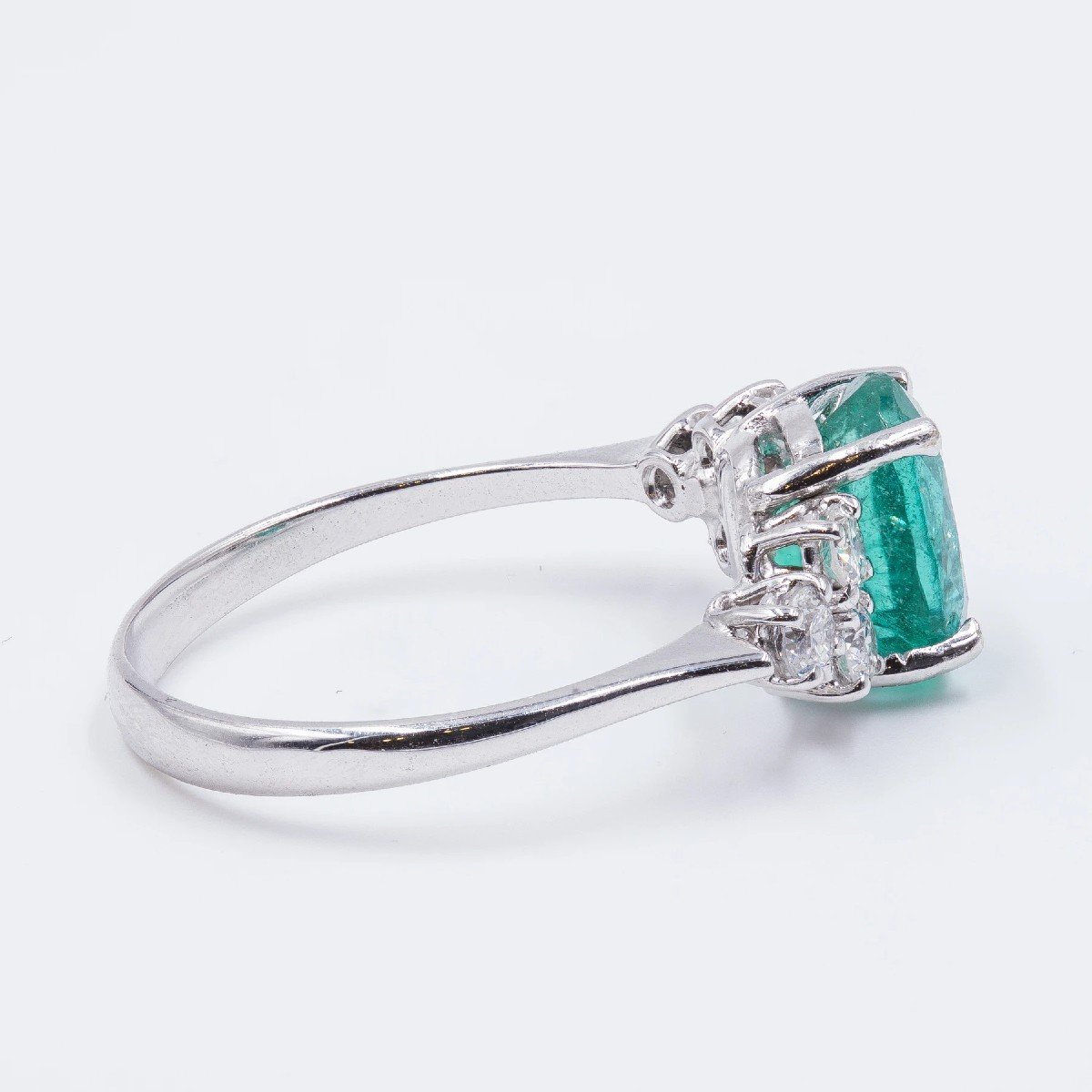 Modern Ring In 18k White Gold With Central Emerald (2.15 Ct) And Diamonds-photo-3