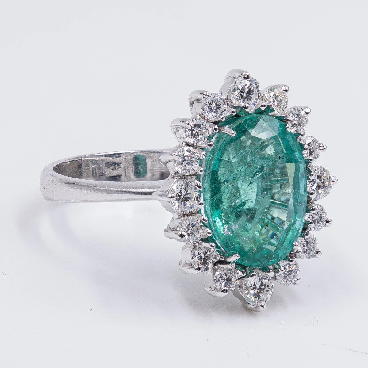 Ring In 18k White Gold With Central Emerald (4.47 Ct) And Diamonds (0.76 Ct)-photo-4