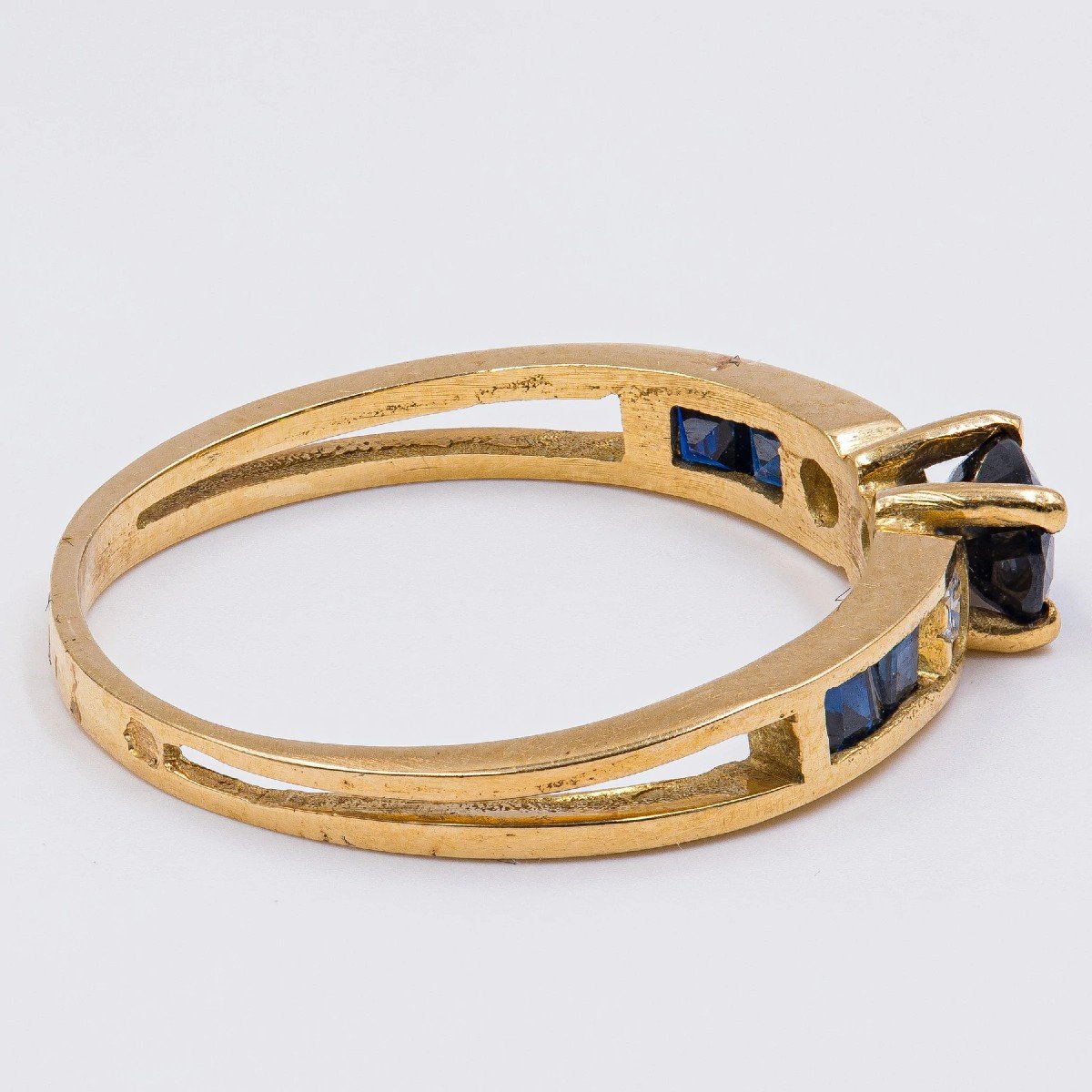 Vintage Ring In 18k Yellow Gold With Sapphires And Diamonds (0.10 Ct)-photo-3