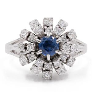 Bague Marguerite Vintage En Or Blanc 14 Carats Avec Diamants (0.96 Ct) Et Saphir Central (0.50 