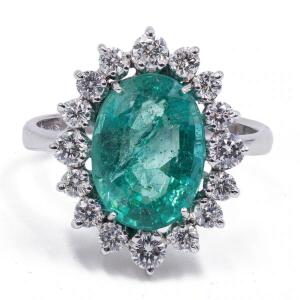 Ring In 18k White Gold With Central Emerald (4.47 Ct) And Diamonds (0.76 Ct)