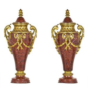 Paire De Vases En Marbre Rouge Di Griotte Et Bronze Doré Au Mercure.