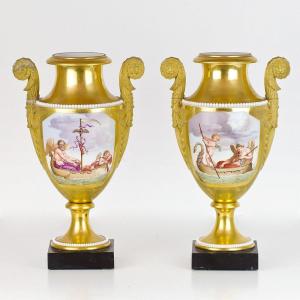 Paire De Vases En Porcelaine