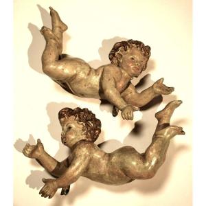 Paire de putti en bois polychrome   