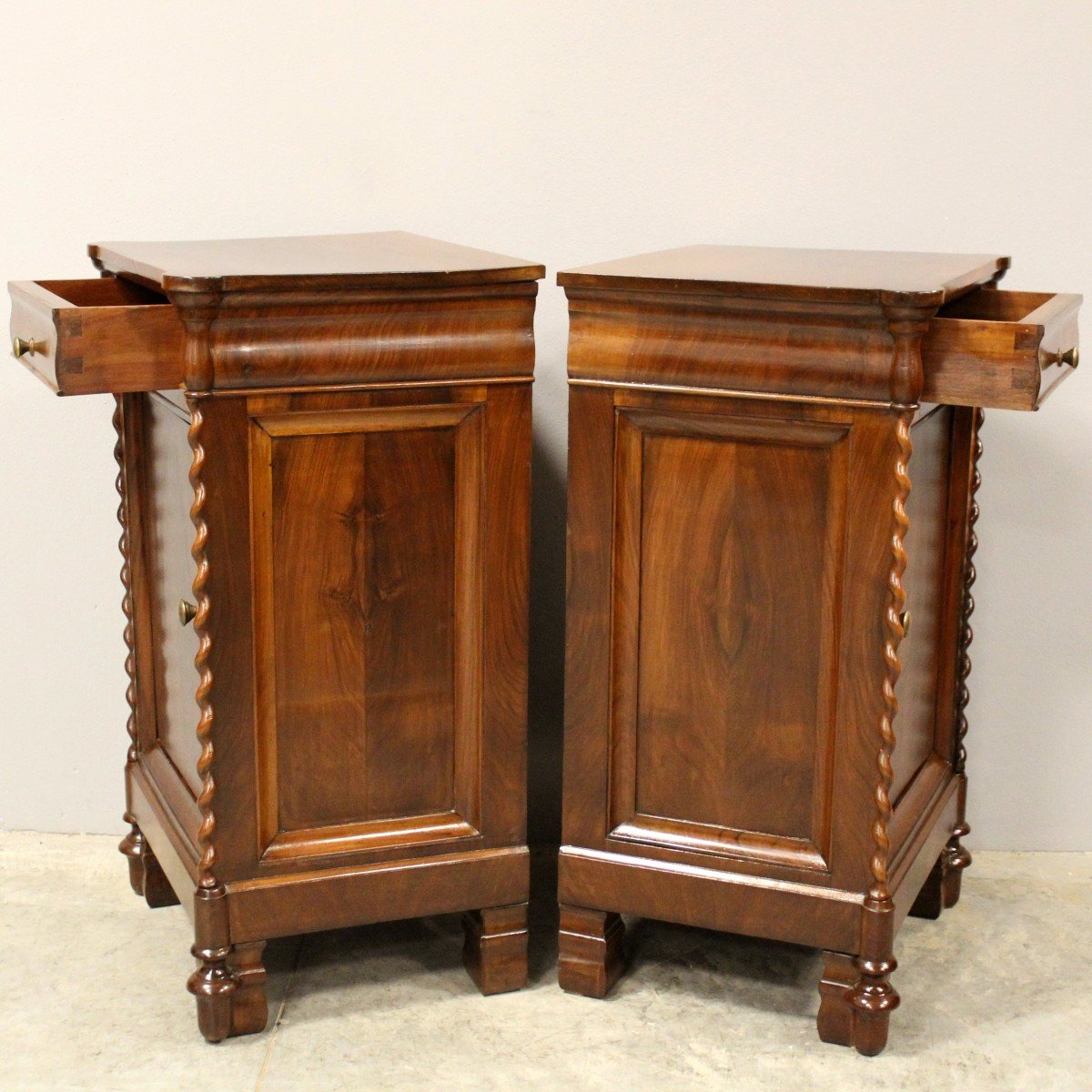 Antique Pair Of Louis Philippe Bedsides Nightstands Tables In Walnut - Italy 19th-photo-1