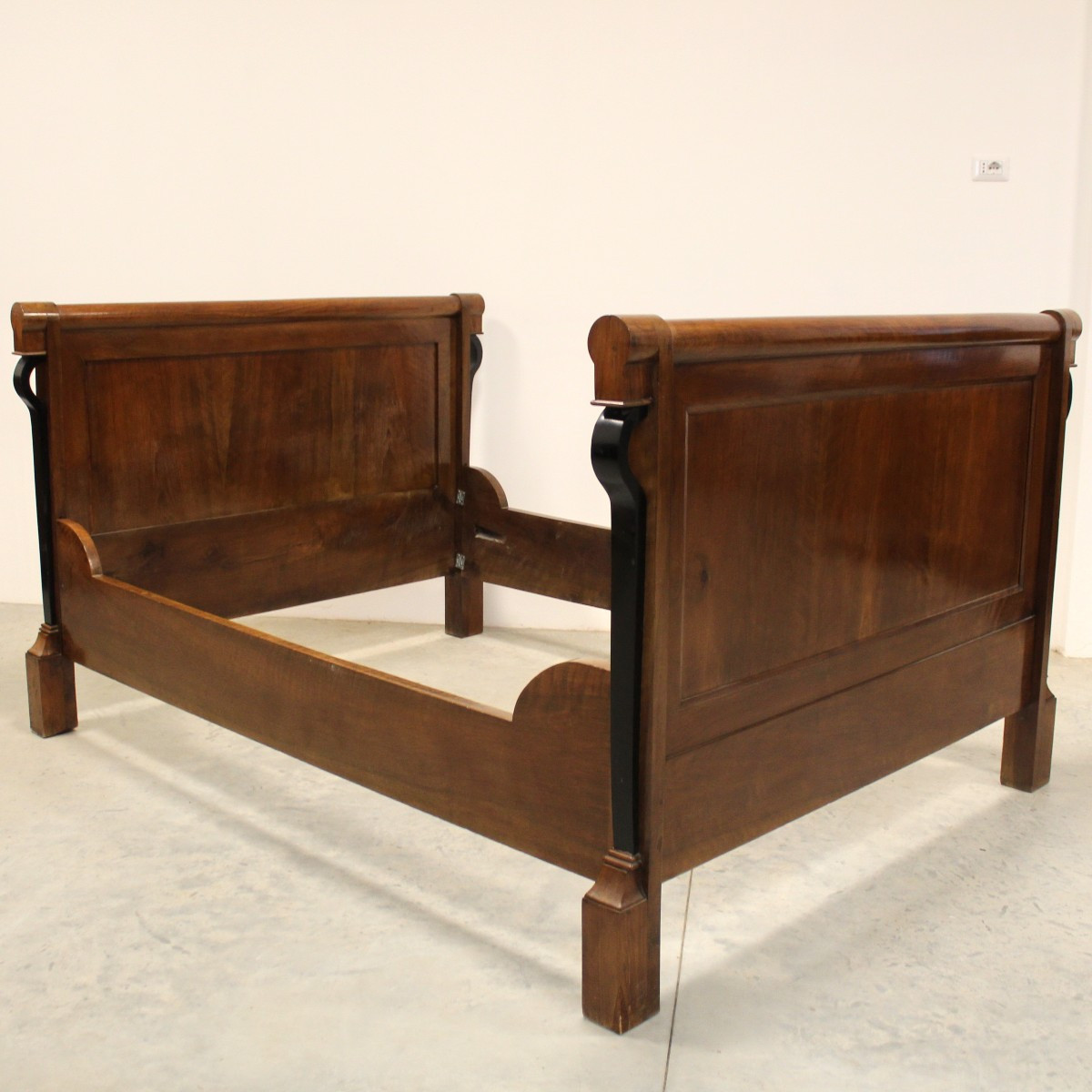 Antique Empire Bed In Walnut - Italy 19th