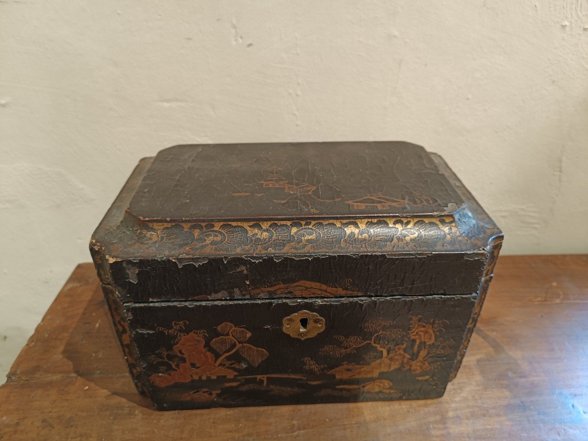 Chinoiserie Lacquered Wooden Box,  England ,mid 18th Century.-photo-2