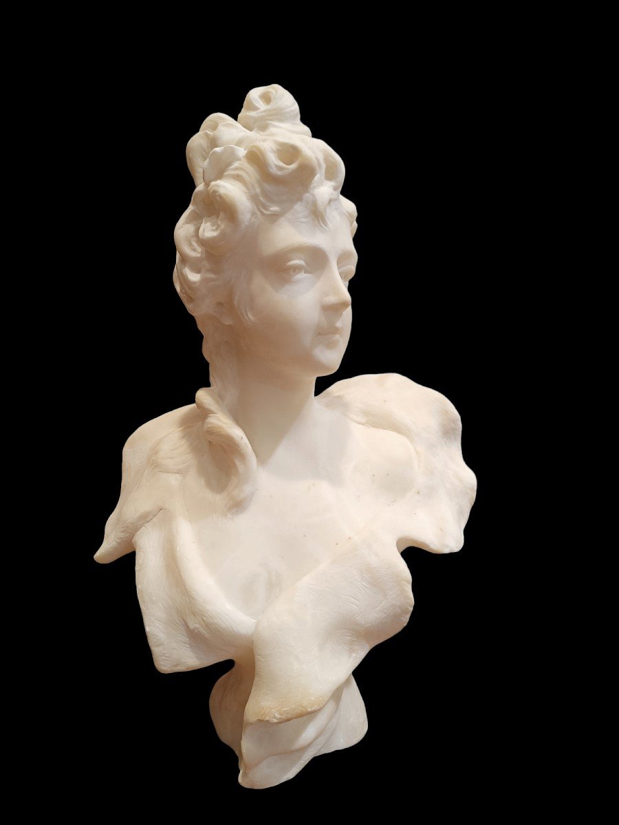 Sculpture En Albâtre Représentant Une Femme. France, Vers 1900.