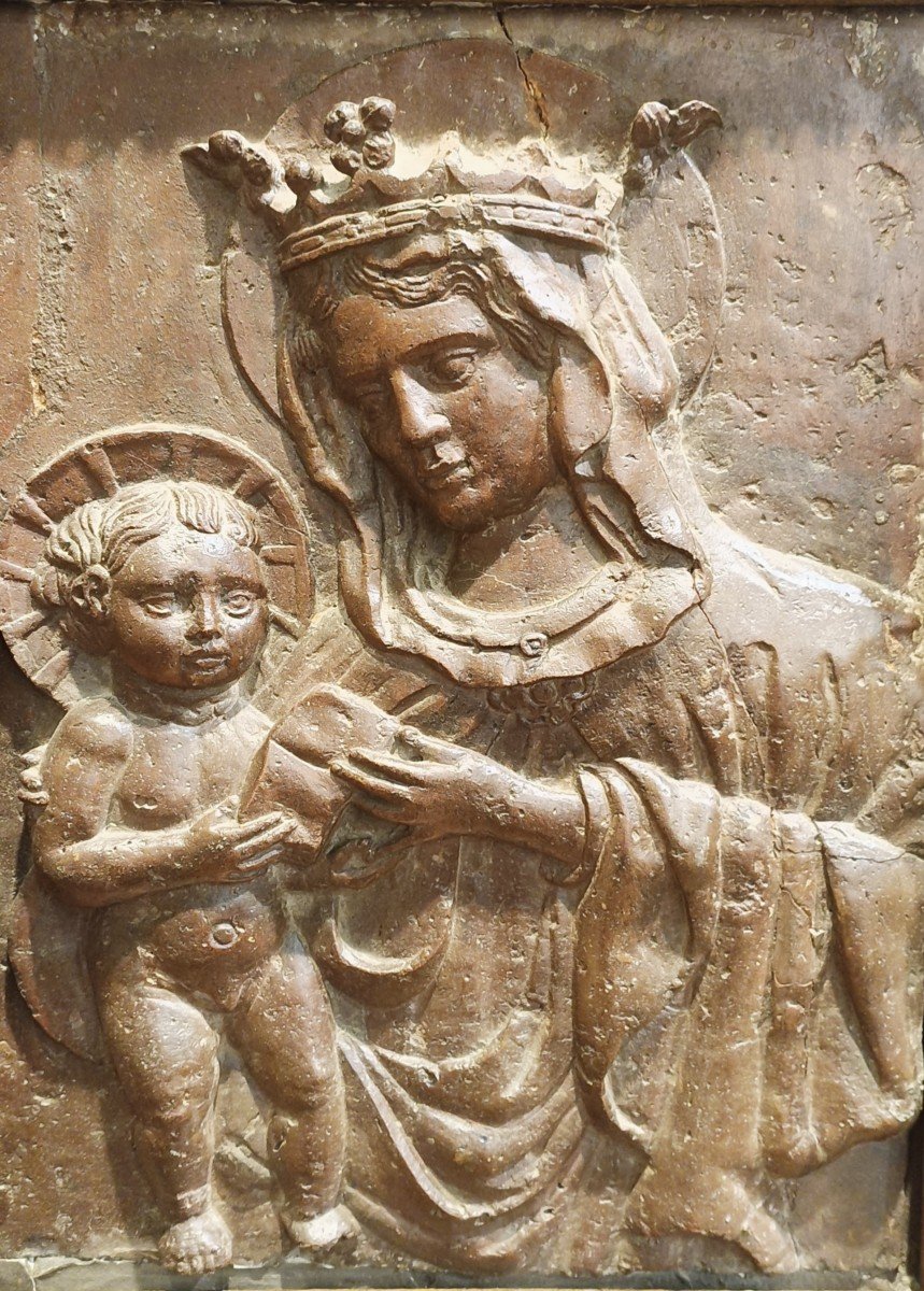 Haut-relief En Terre Cuite Représentant La Vierge à l'Enfant. Italie, XVIe Siècle