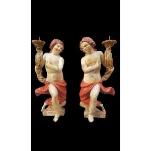 Paire d'Anges Bougeoirs En Bois Polychrome. Italie, Fin Du XVIIIe Siècle.