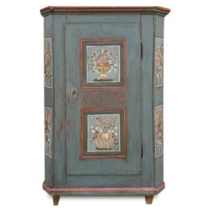 Armoire Peinte En Bleu Avec Fleurs Et Fruits  