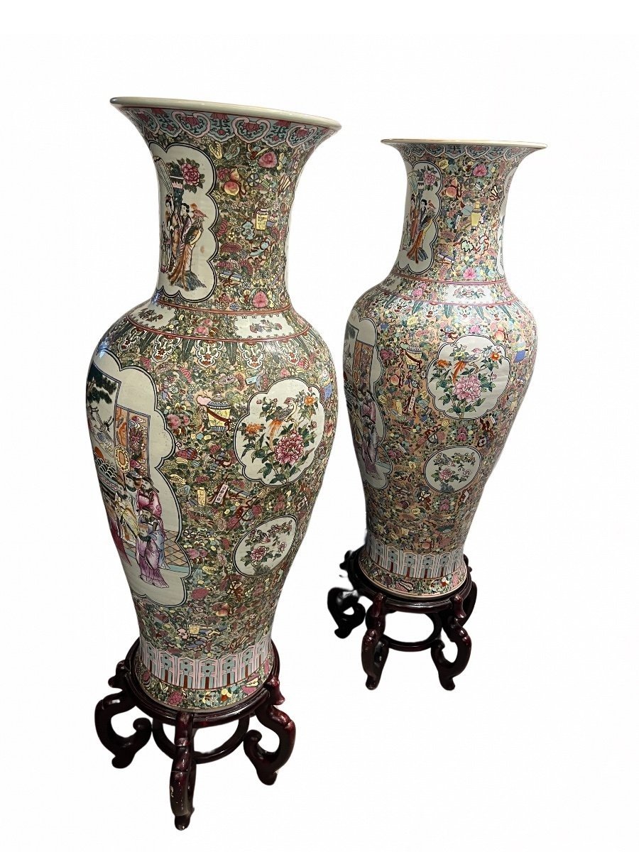 Paire De Grands Vases Décorés En Céramique, Chine, Avec Socles En Bois