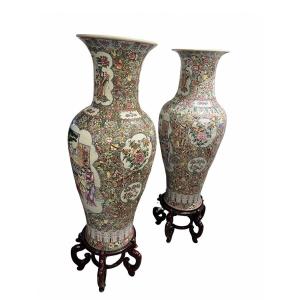 Paire De Grands Vases Décorés En Céramique, Chine, Avec Socles En Bois