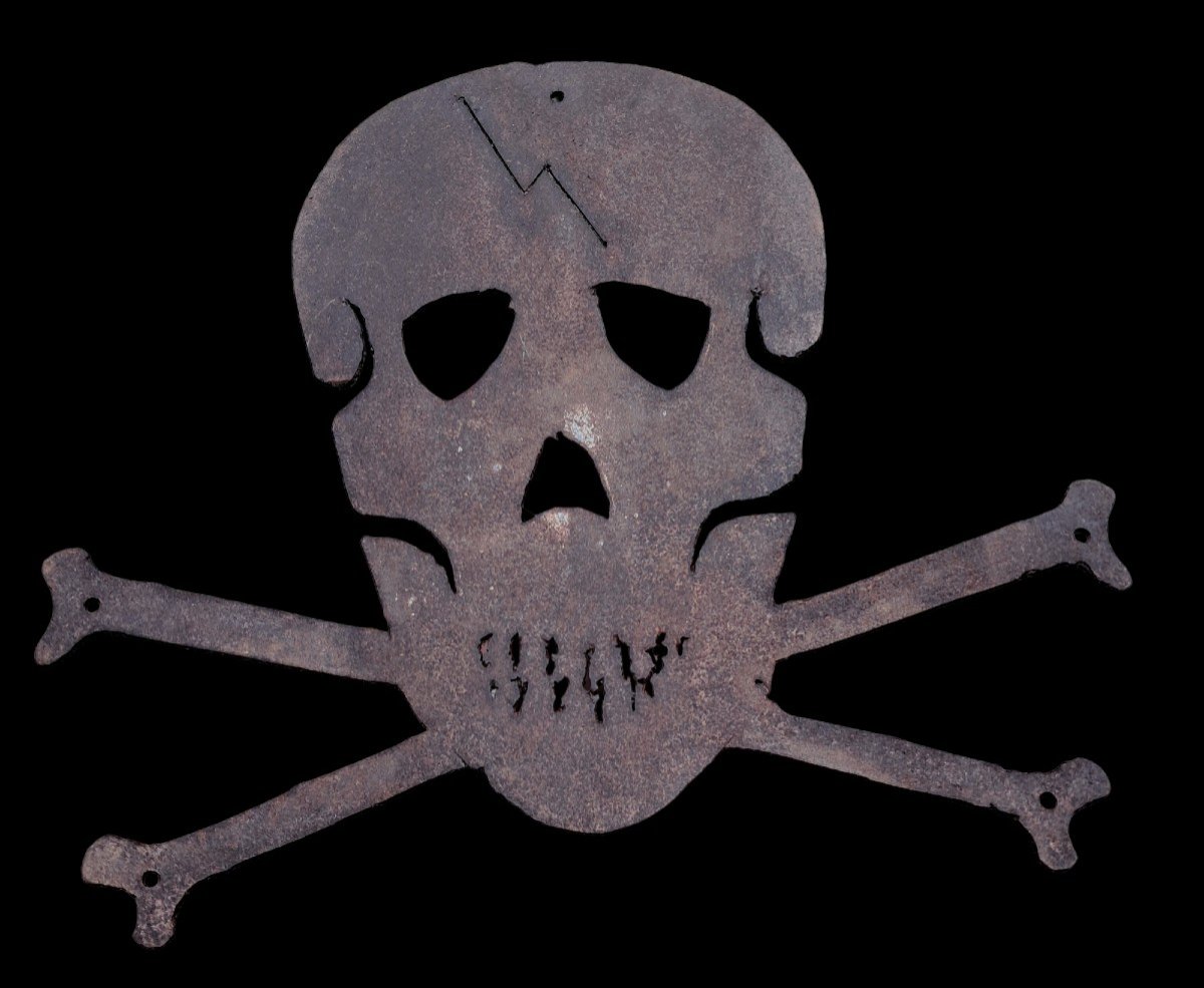 Skull-shaped Sign In Perforated Iron-photo-2