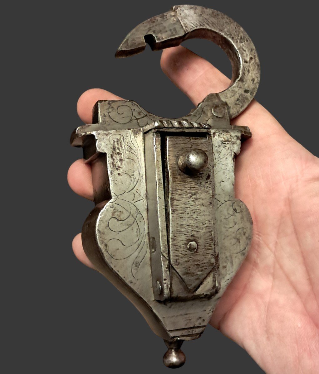 Engraved Wrought Iron German Padlock XVII Century-photo-2